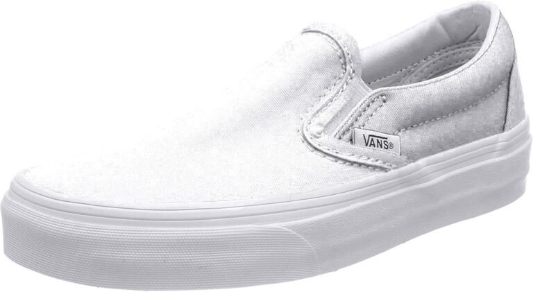tenis vans blancos de piel en una tienda
