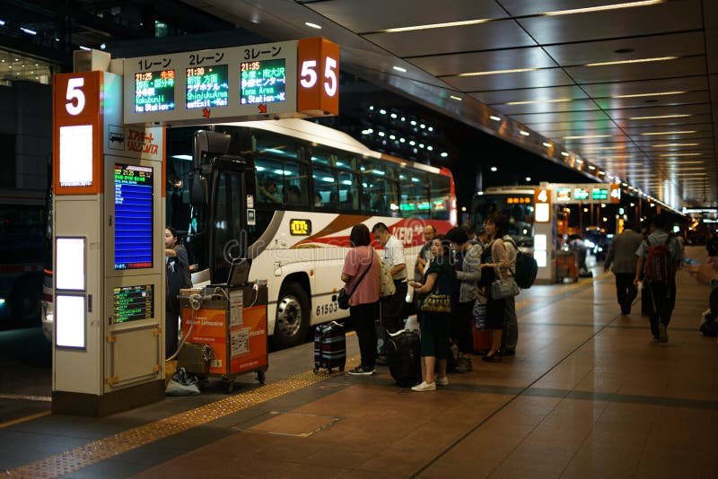 terminal de autobuses con gente esperando