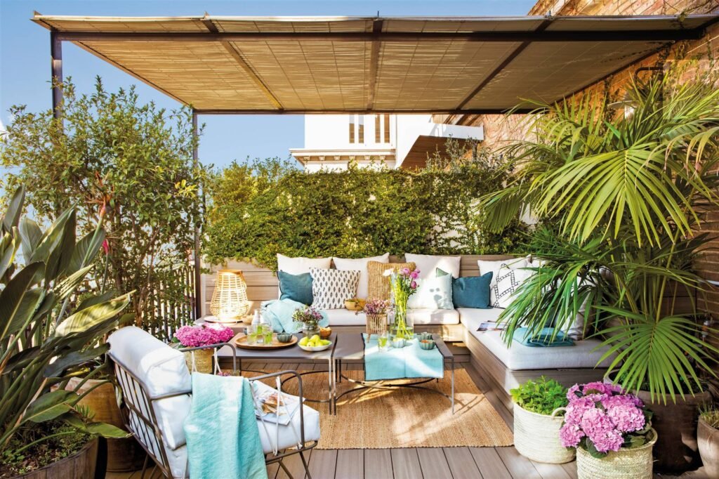 terraza en el techo con plantas y muebles