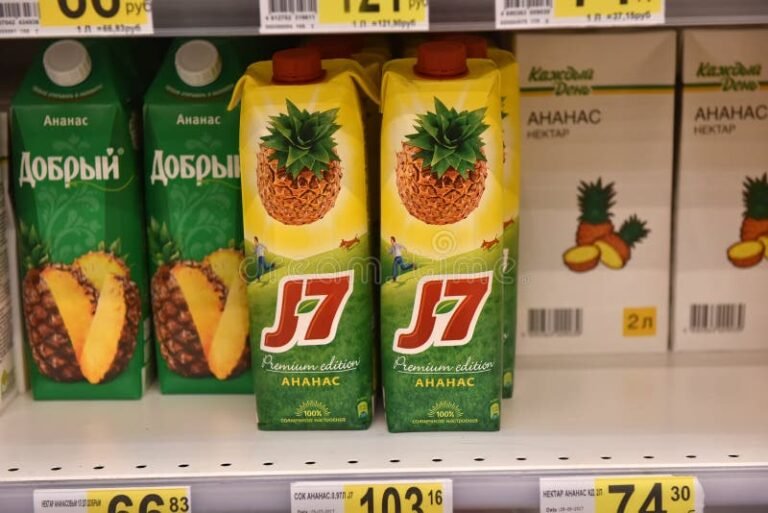 tetra pak de jugo en estante de supermercado