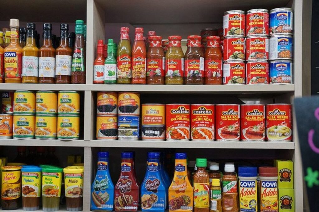 tienda de comestibles mexicana con productos