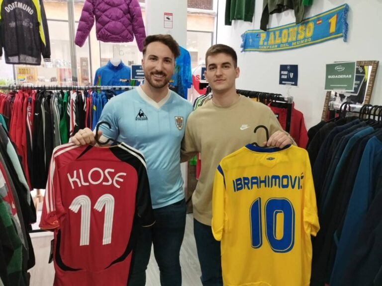 tienda de futbol con camisetas expuestas