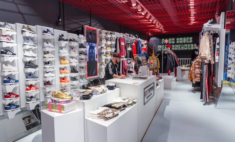 tienda moderna de zapatillas deportivas