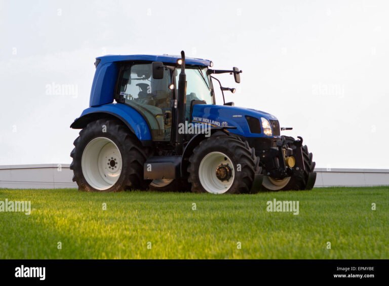 tractor new holland en un campo verde