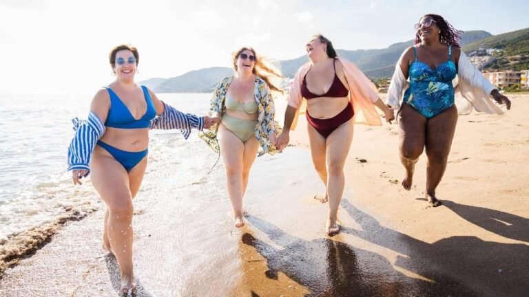 trajes de bano plus size en la playa