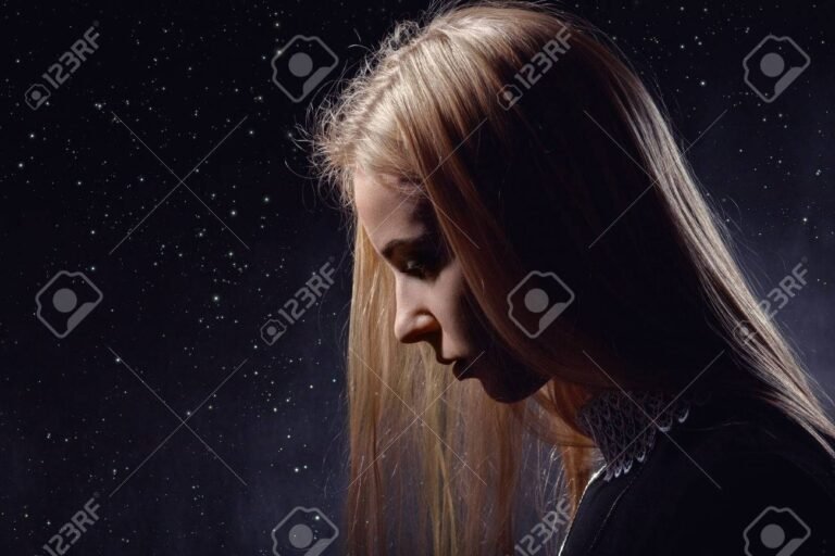 Qué le sucedió a la niña que se le vino el mundo encima 15 un cielo oscuro sobre una nina pensativa