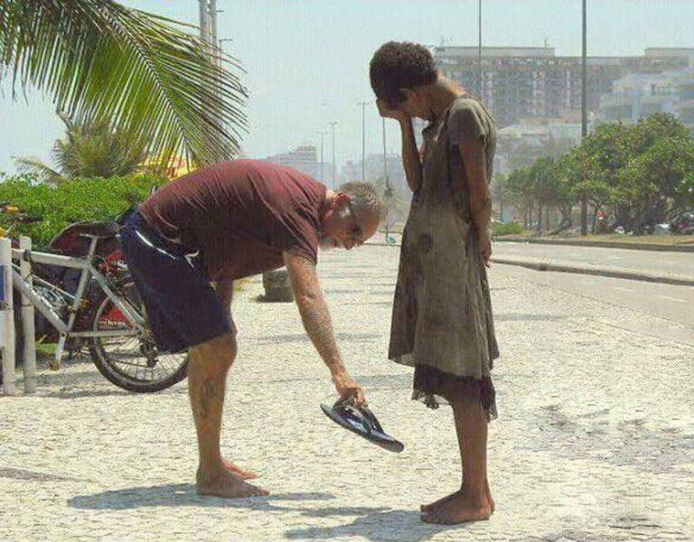 Qué significado tiene la frase "qué detalle, señor, has tenido conmigo" 12 un gesto amable entre dos personas