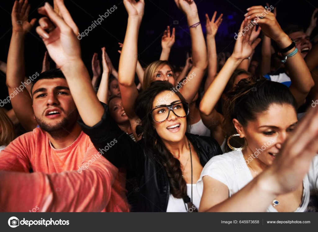 un grupo de personas emocionadas en un concierto