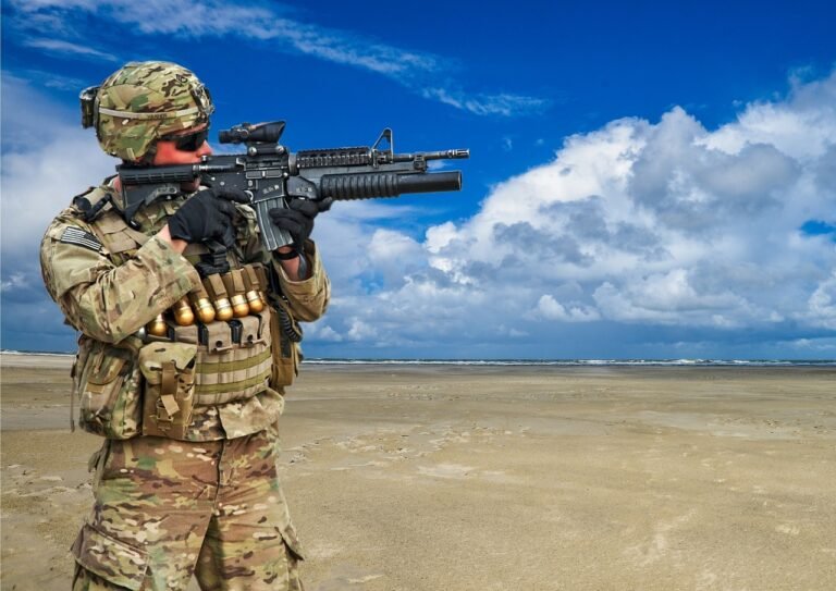 Qué incluye Metal Gear Solid V: The Definitive Experience 8 un soldado en un paisaje desertico