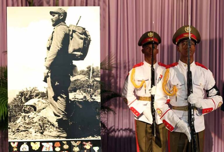 un soldado rindiendo honores a un lider