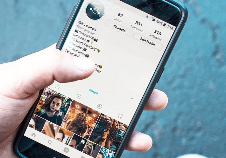 un telefono movil mostrando un perfil de instagram