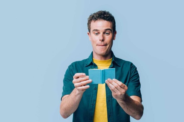 un vendedor leyendo un libro inspirador