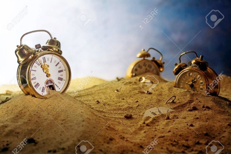 una brujula sobre un paisaje nostalgico