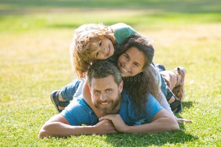 Qué historia cuenta la película Siempre serás mi hijo 14 una familia abrazandose en un parque