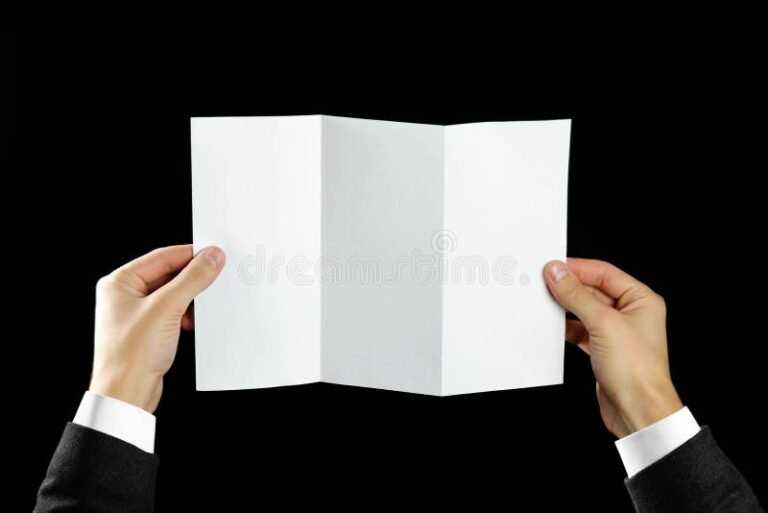 Cómo puedo obtener una hoja en blanco para escribir y personalizar 4 una mano sosteniendo una hoja en blanco