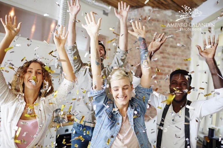 De qué trata el libro "Joy: El nombre del éxito" y sus enseñanzas 14 una persona celebrando un logro personal