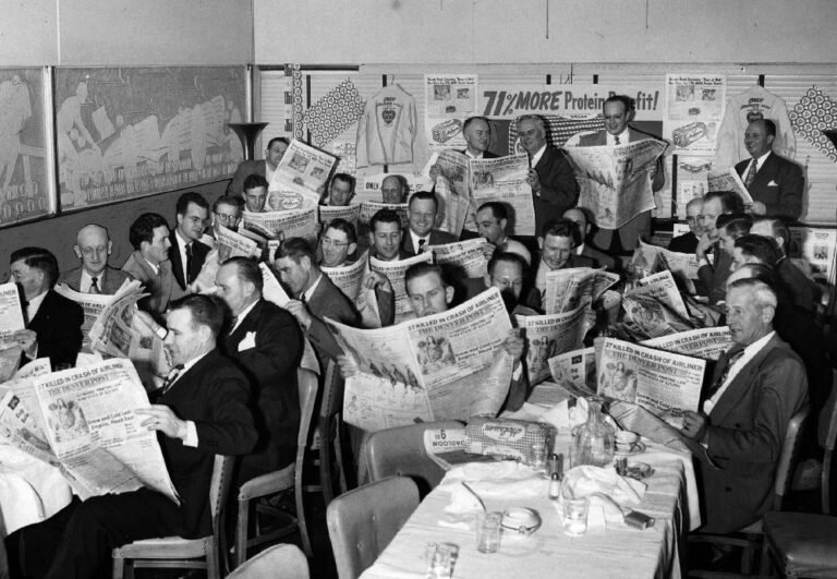 una persona leyendo un diario antiguo