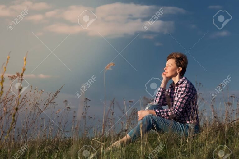 Qué enseñanzas nos brinda "Tus zonas erróneas" de Wayne Dyer 18 una persona reflexionando en la naturaleza