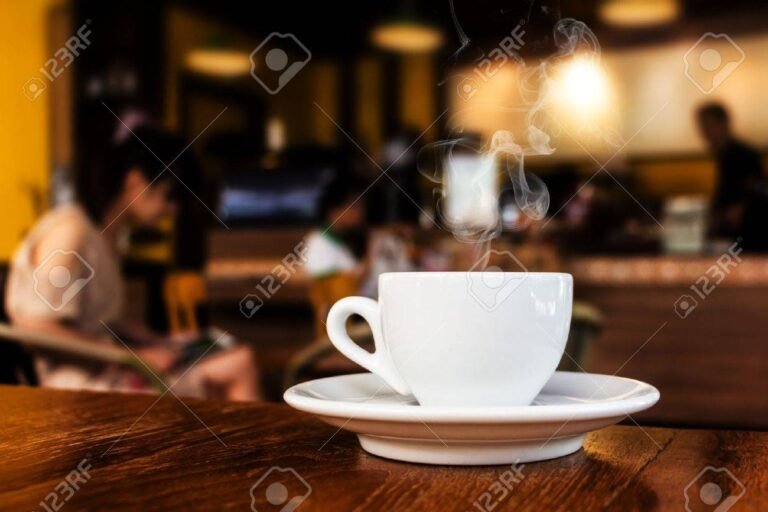una taza de cafe en una mesa