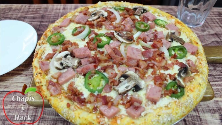 variedad de carnes sobre una pizza deliciosa