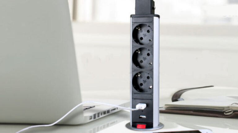 variedad de conectores electricos en una mesa