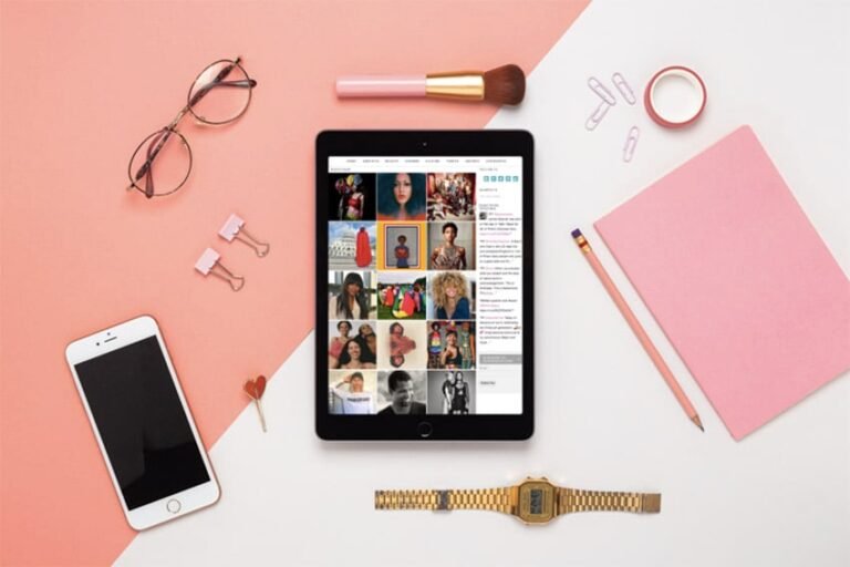 variedad de ipads en un fondo neutro