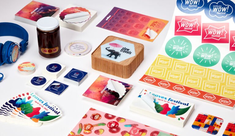 Cómo hacer stickers personalizados para pegar en casa 28 variedad de stickers coloridos en una mesa