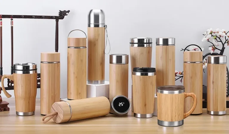 vaso termico con tapa en un fondo natural