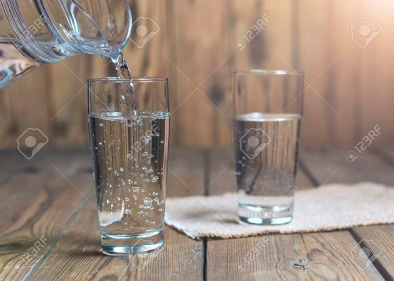 vasos de agua fresca en una mesa