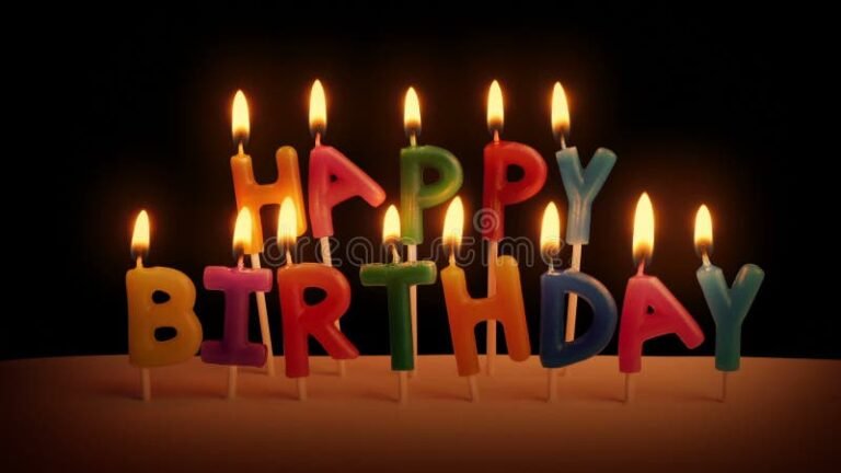 velas de cumpleanos brillando en la oscuridad
