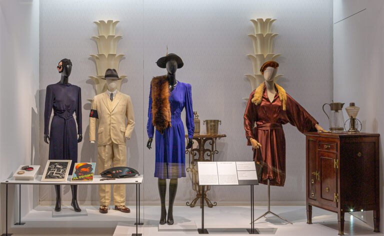 vestido corto azul rey en un escaparate