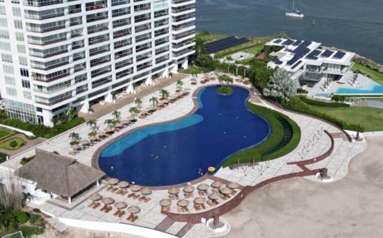 vista panoramica de tres mares beach