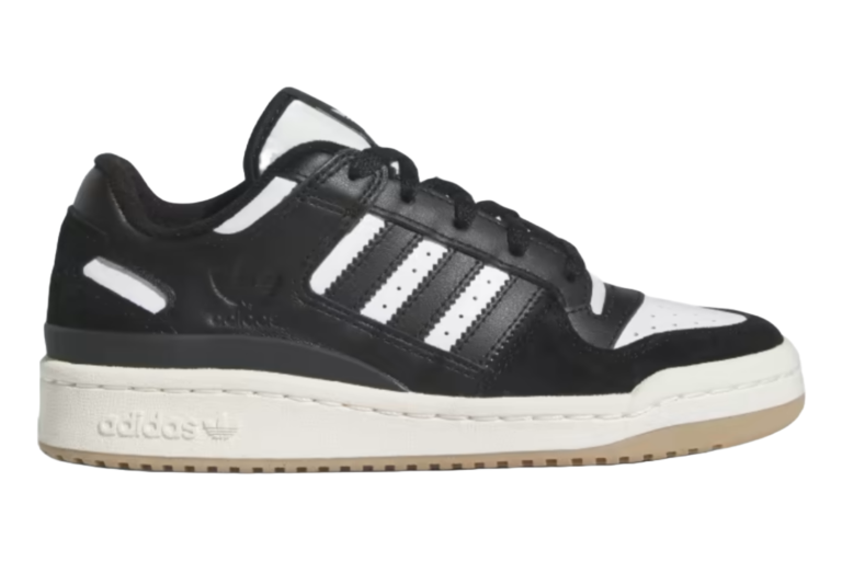 zapatillas adidas forum mid negras en fondo blanco