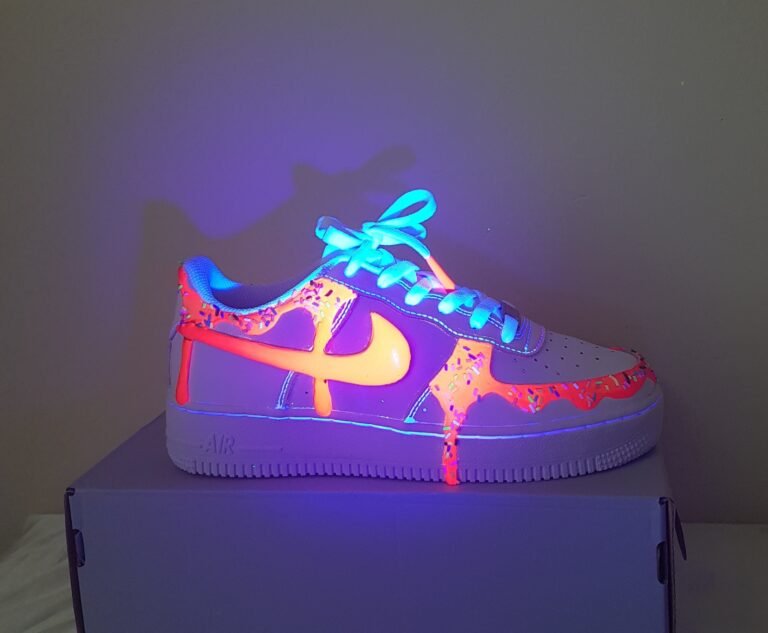 Qué son las Air Force One UV Reactive y cómo se ven 12 zapatillas air force one iluminadas en la oscuridad